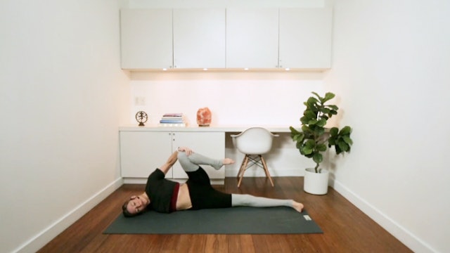 Work from Home Yoga Break (30 min) - with Vanessa Bourget