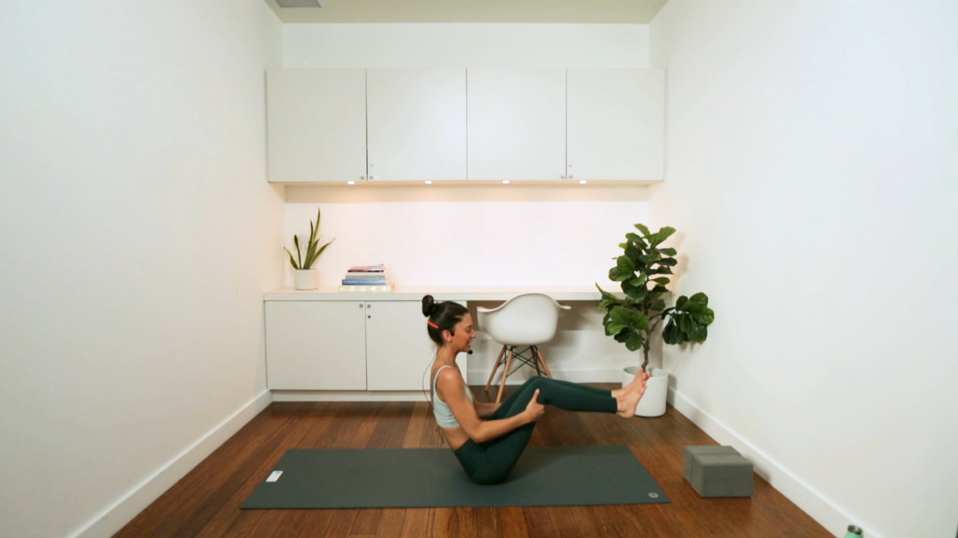 Blissful Yoga Flow (30 min) - with Alia Mai