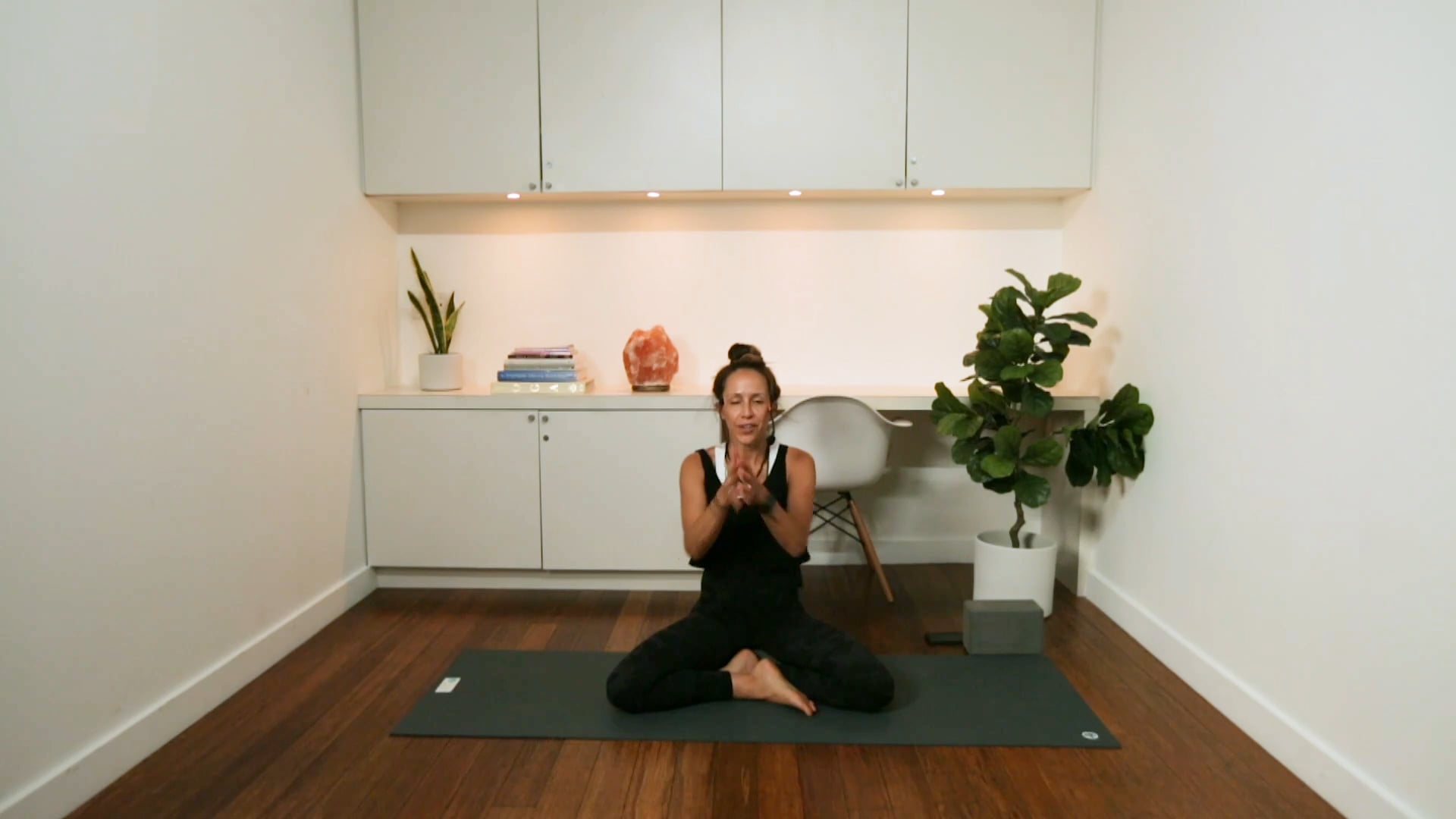Express Vinyasa Flow (25 min) - with Mari Dickey