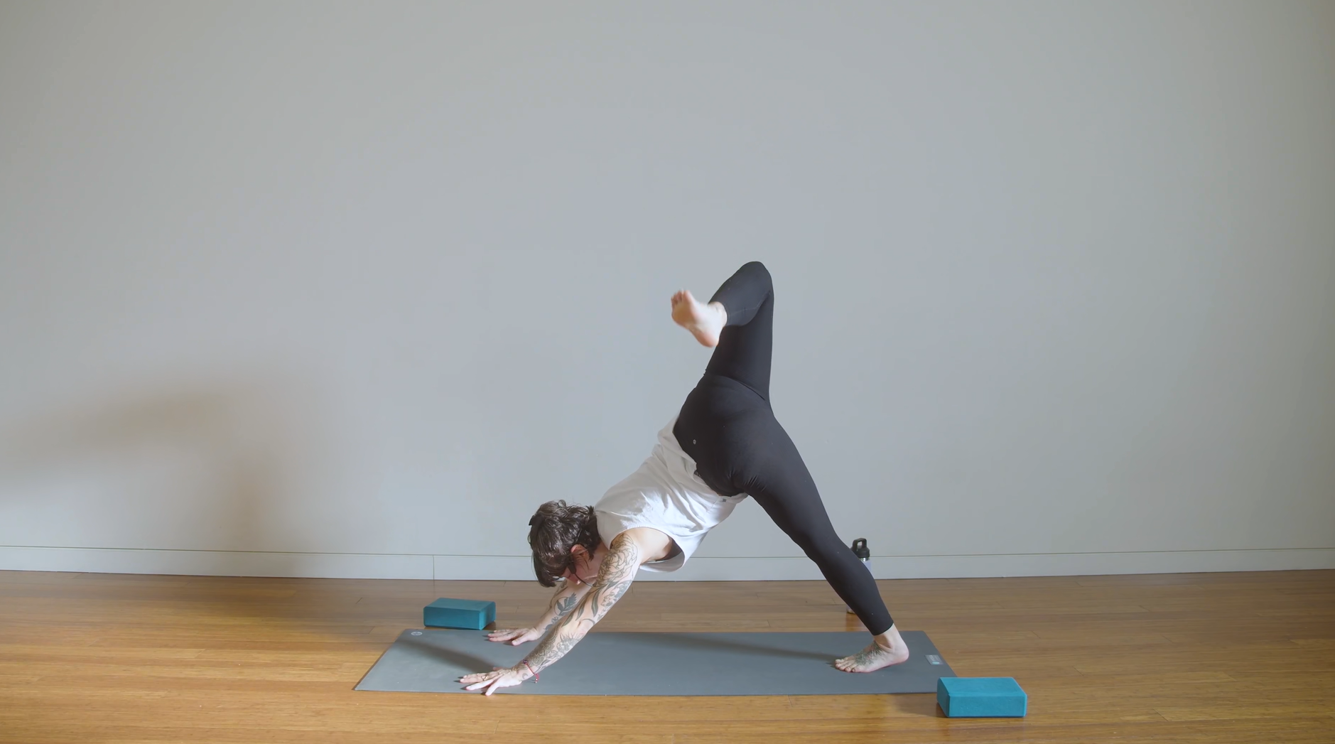 Mood Boosting Flow Yoga (25 min) - with Reith Charlesworth