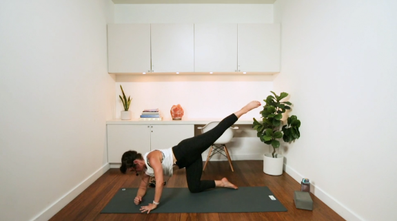 Booty & Obliques Pilates Fusion (35 min) - with Naomi Joy Gallagher