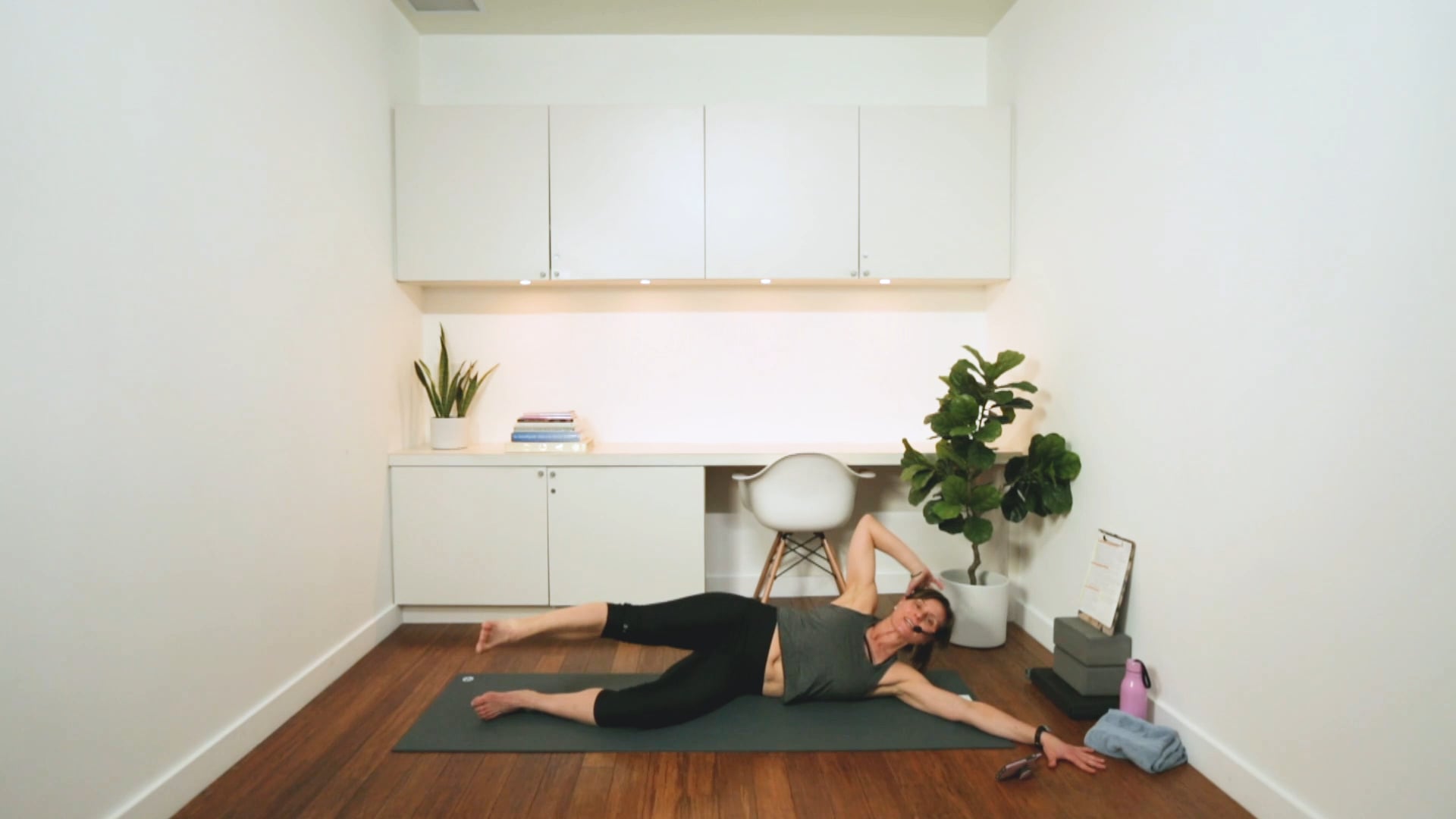 10 Minute Tone: Back & Obliques (10 min) - with Hana Weinwurm