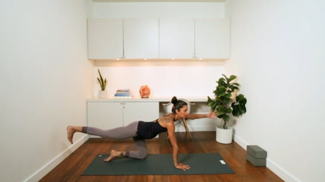 Hips & Core Flow (30 min) - with Alia...