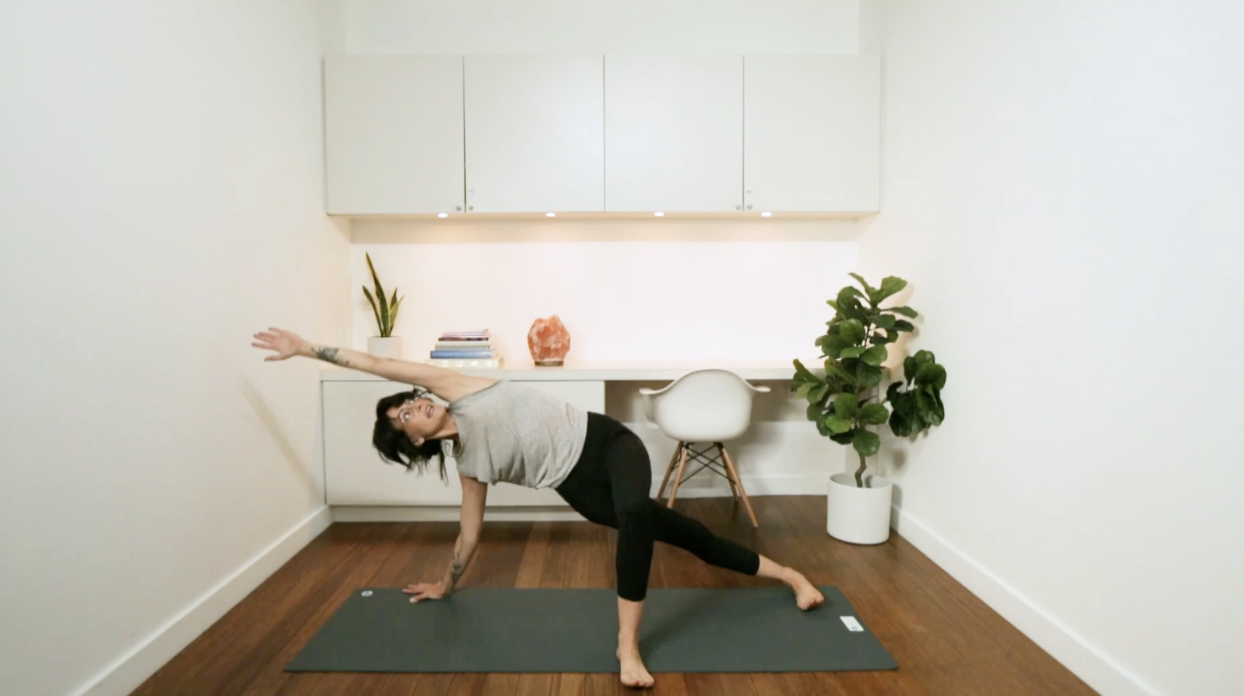 Quick Core Yoga (30 min) - with Sasha Smith