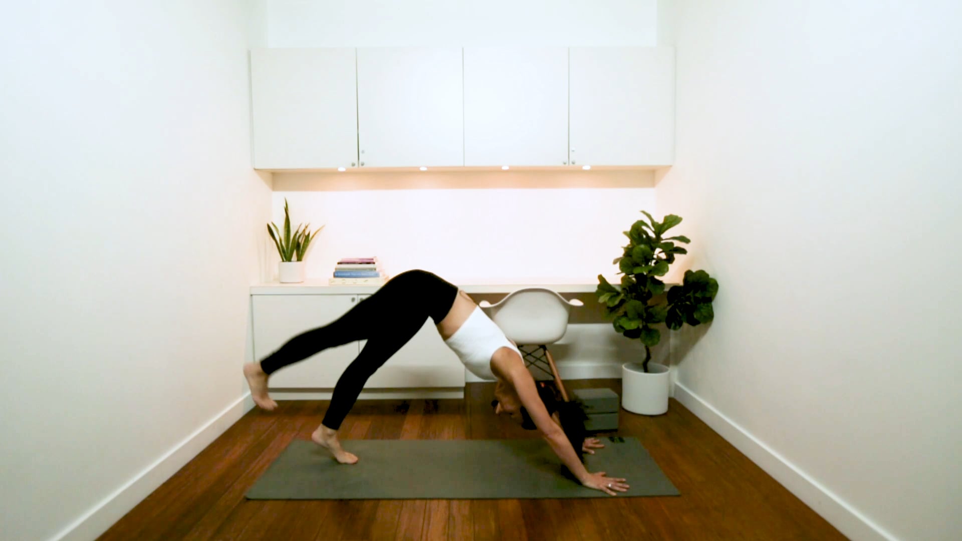 Intermediate Power-Flow (60 Min) - With Jasmina Egeler - YYOGA At Home