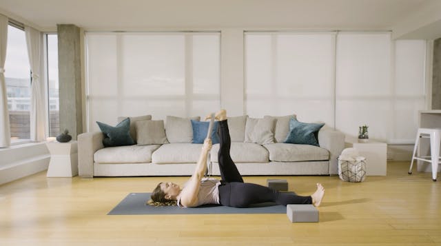 Flow Yoga: for flexibility and streng...