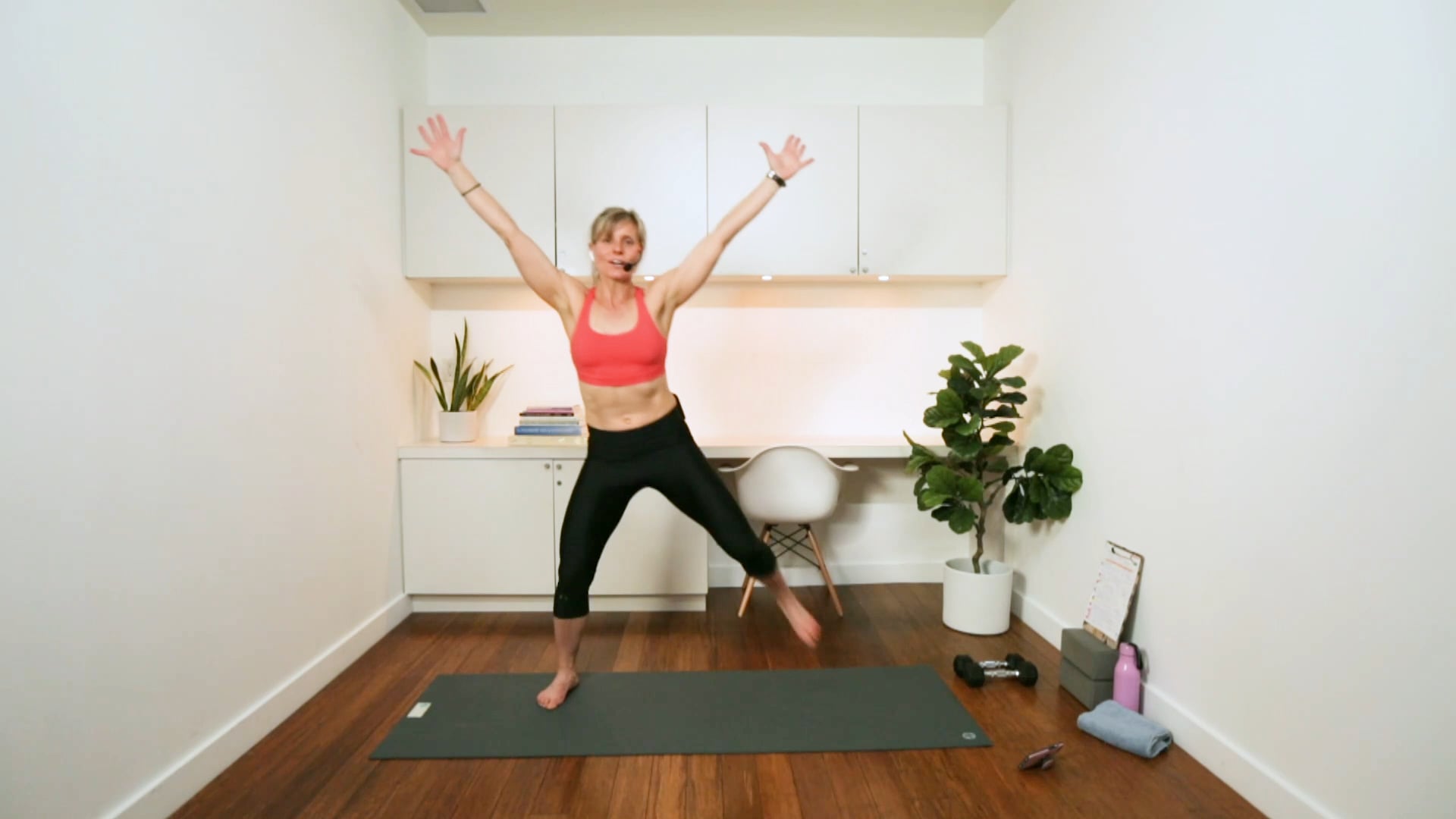 Cardio & Strength Dance Workout (30 min) - with Hana Weinwurm