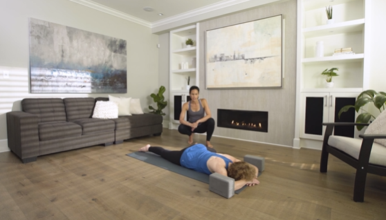 Flow Yoga: Nourishing Evening Practice (40 min) — with Jasmina Egeler