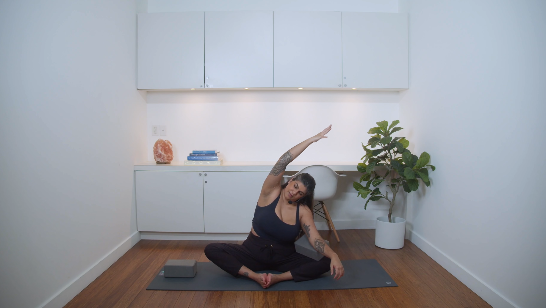 Flow Yoga for Happy Hips & Shoulders (40 min) - with Aaliya Noorani