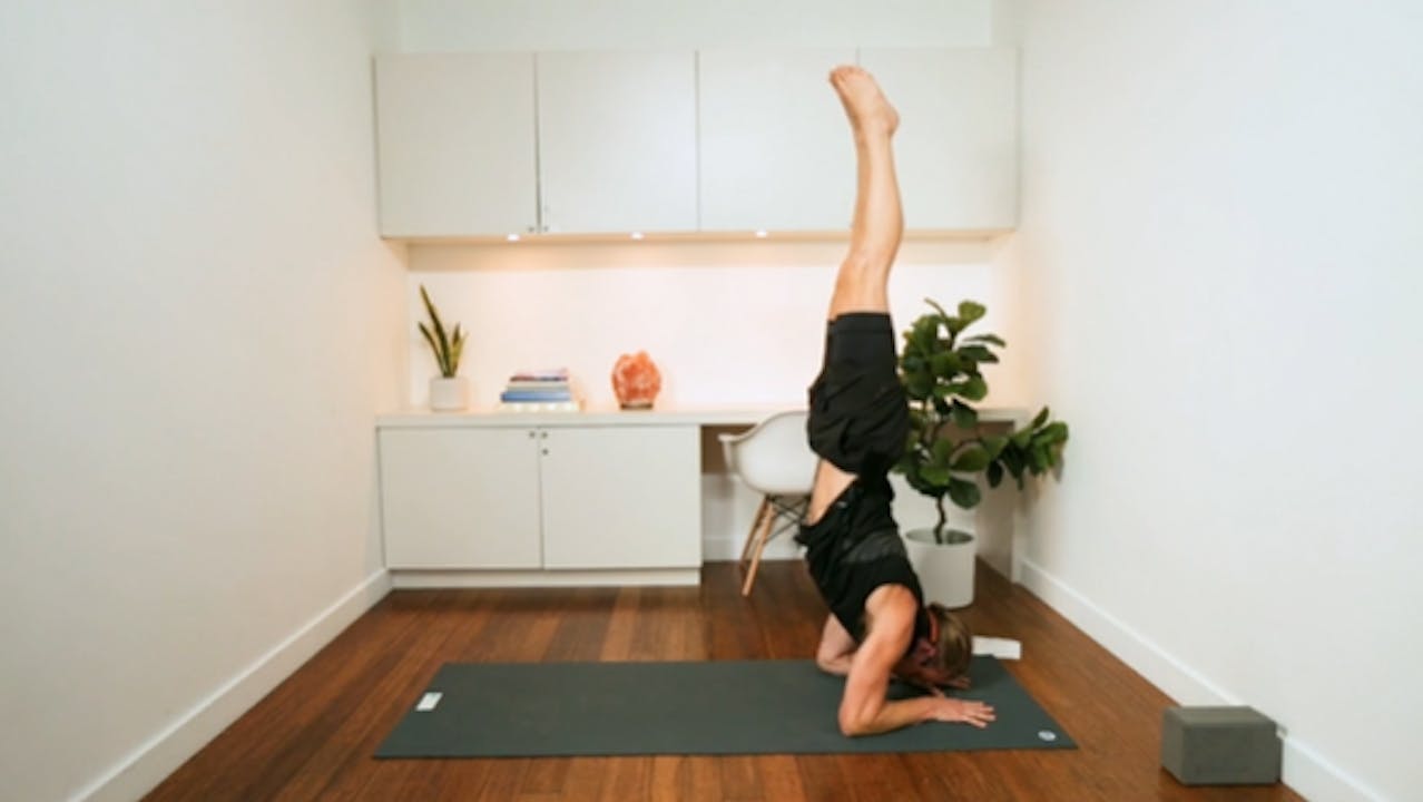 Fiery Flow (40 min) - with Connor Roff - Connor Roff - YYOGA at Home