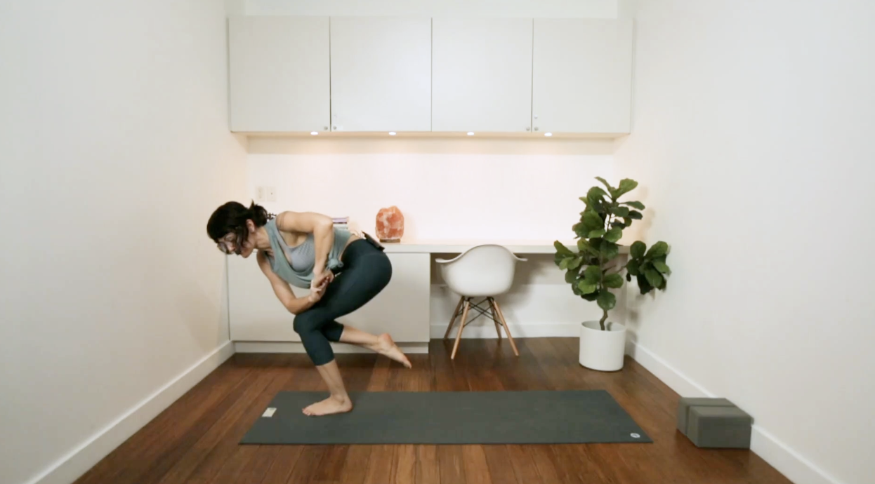 Wake the Spine Flow (30 min) - with Sasha Smith