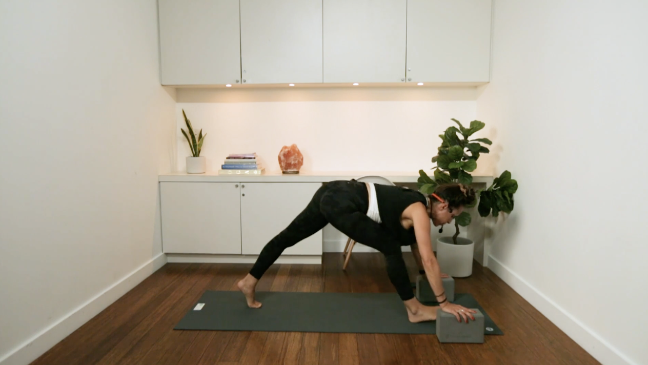 Heart & Hips Feel-Good Flow (30 min) - with Mari Dickey