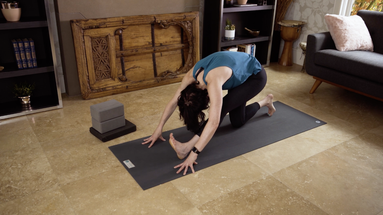 Flow Yoga: Travel and Office Friendly (15 min) — with Rachel Scott [WITH MUSIC]