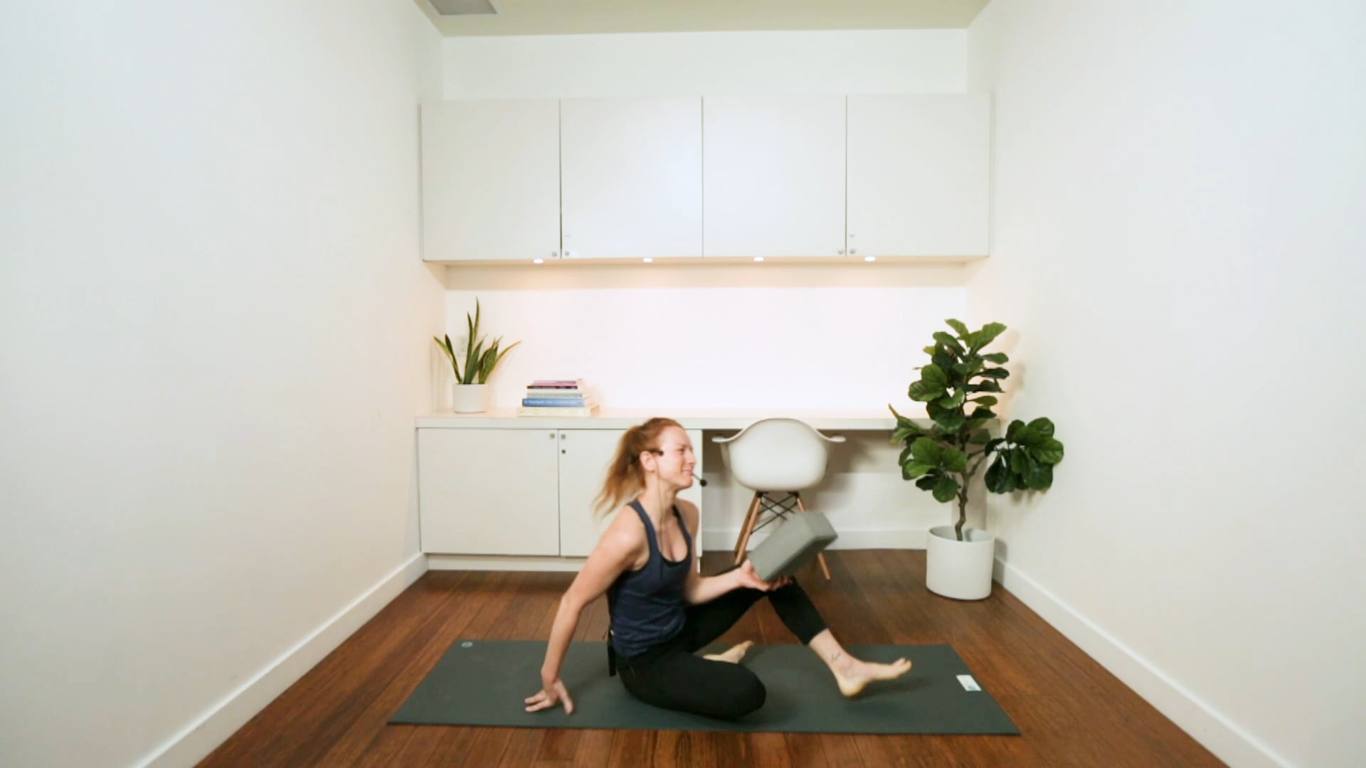 10 Minute Tone: Abs (10 min) - Aili Storen