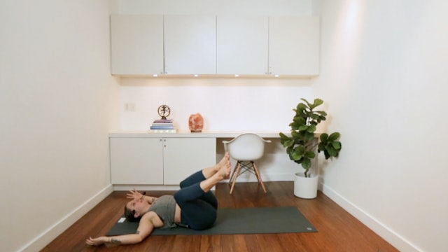 Fiery Pilates Flow Fusion (30 min) - with Kyra Morrison