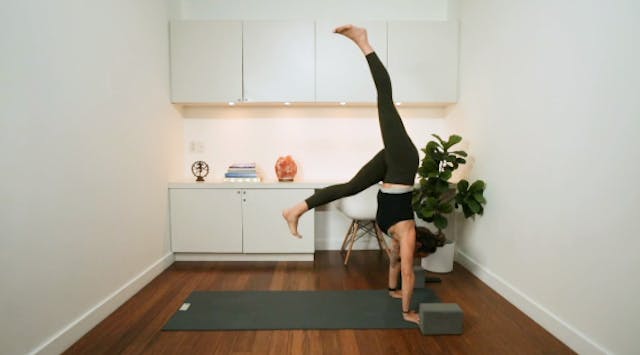 Flowy Fluid Flow (30 min) - with Mari...