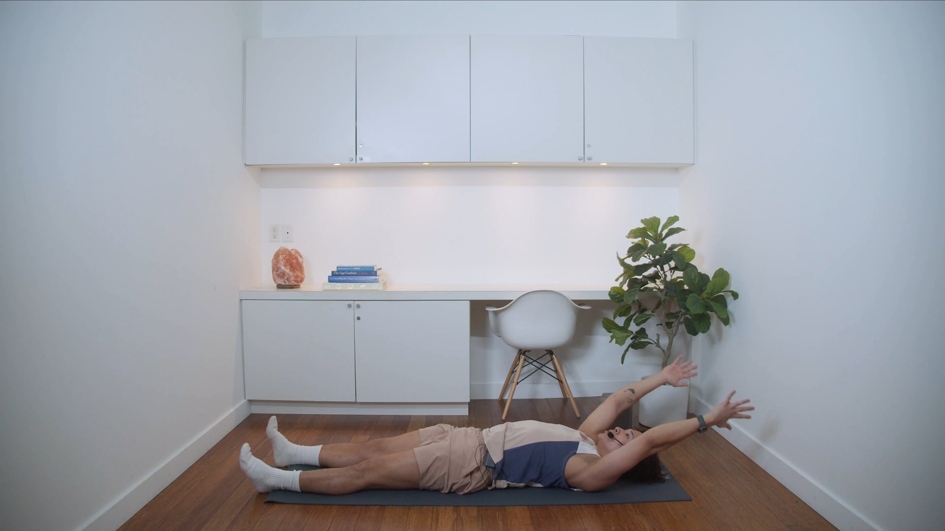 Strength & Stretch Pilates Fusion (20 min) - with Alexei Geronimo