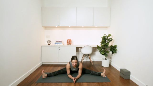 Yoga for Tight Hips (30 min) - with K...