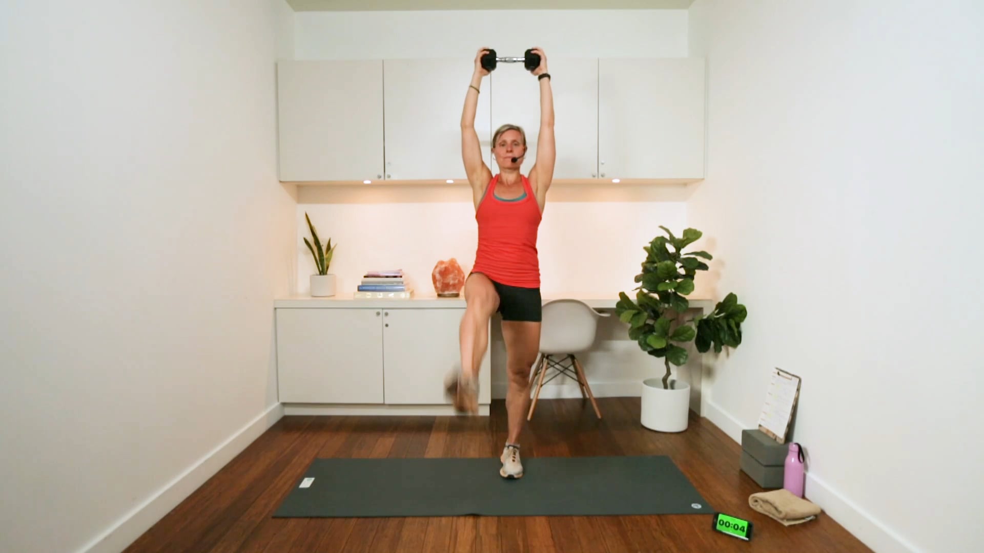 Interval Cardio & Core Workout (22 min) - with Hana Weinwurm