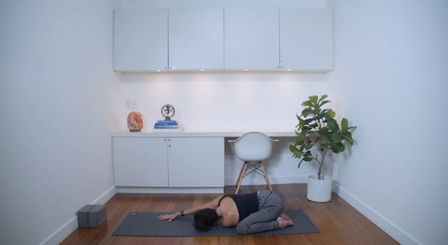 Yoga For Peaceful Sleep (30 min) - wi...