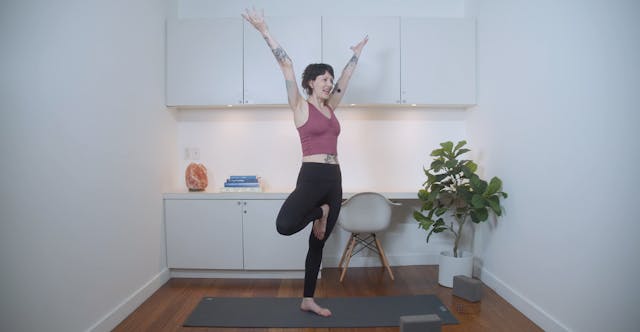 Golden Hour Power Yoga (45 min) - Sas...