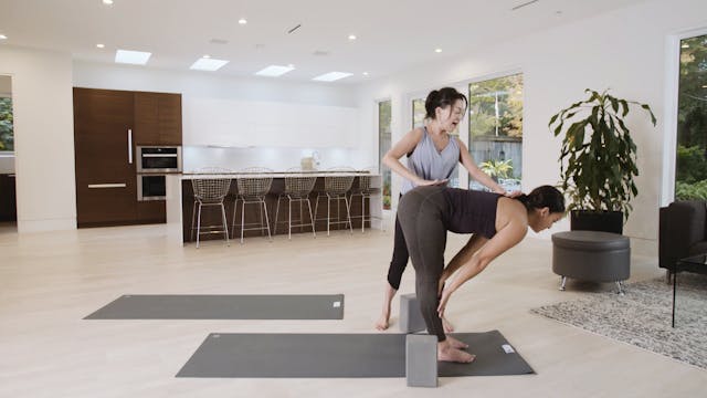 Flow Yoga: for Strength & Focus (30 m...
