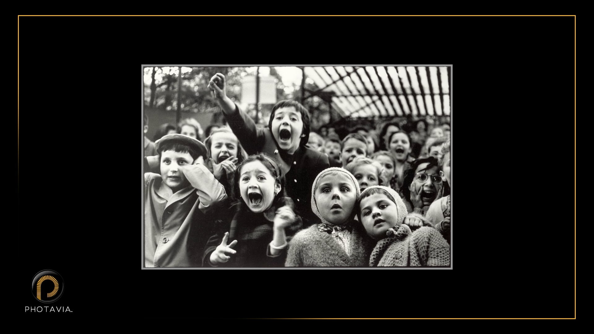 92924576 Children at a Puppet Theater_7-2017